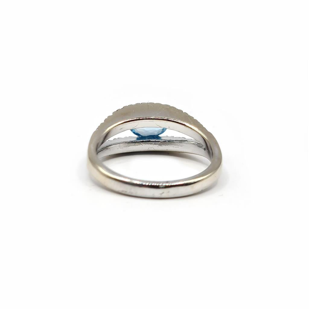 18ct white gold ring featuring a 0.40ct topaz center stone accented with 0.45ct diamonds, elegant and sparkling jewelry piece.