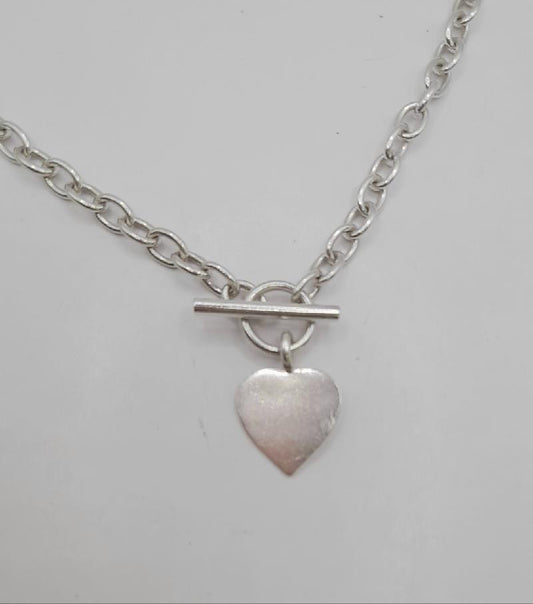 925 silver heart chain, unbranded, weighing 29.7g, featuring a delicate heart design, shown in a close-up view.