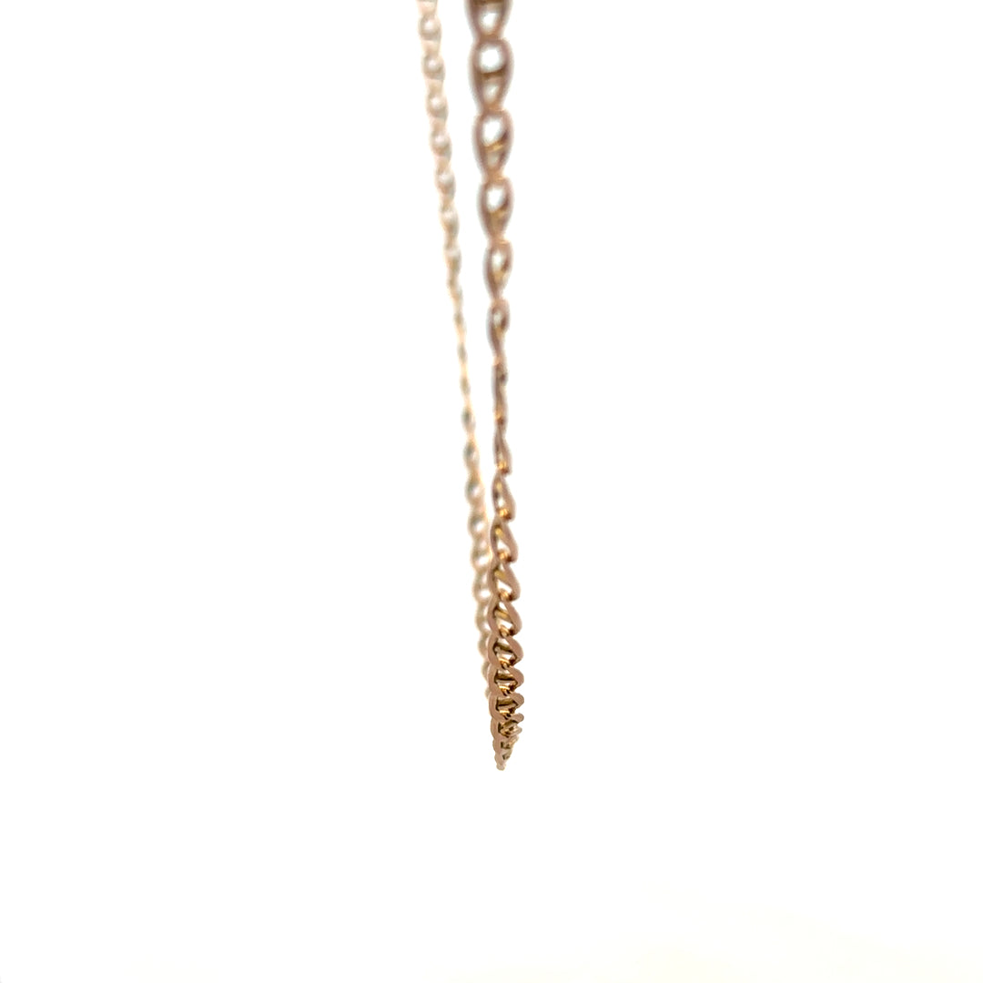 9ct yellow gold chain weighing 6.7g, unbranded jewelry chain with a detailed close-up of the gold links.