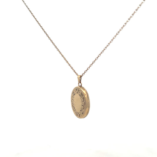 9ct yellow gold chain with locket pendant, unbranded, weighing 2.9g, featuring a classic design and detailed craftsmanship.