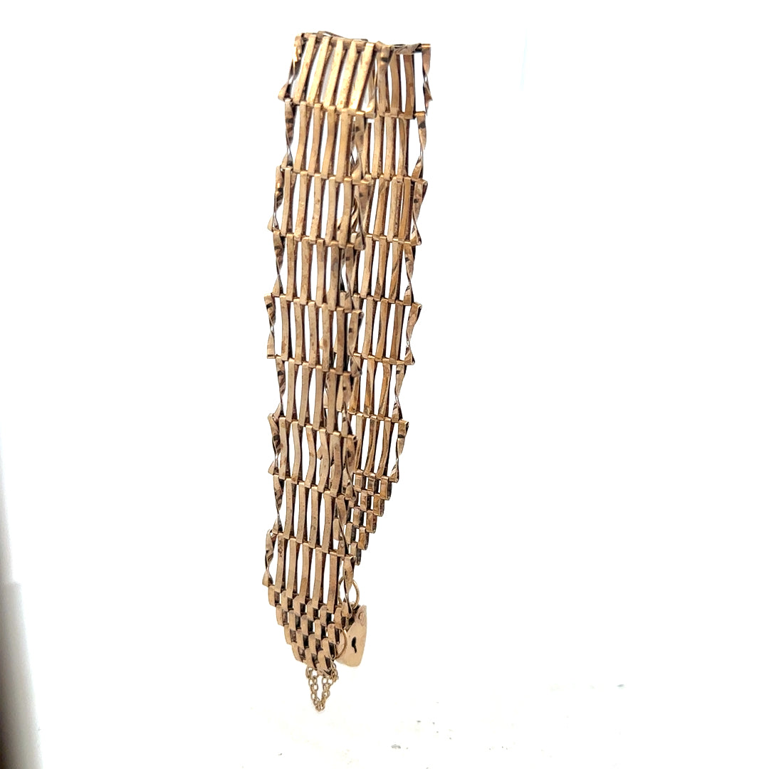 9ct yellow gold gate bracelet, unbranded, 7.4g, featuring classic linked design, detailed close-up of the jewelry.