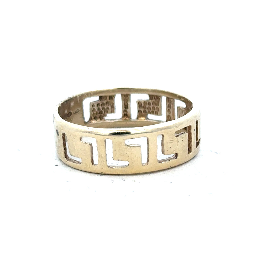 Yellow gold ring in size Z, unbranded, showcasing a smooth, polished band perfect for everyday wear.