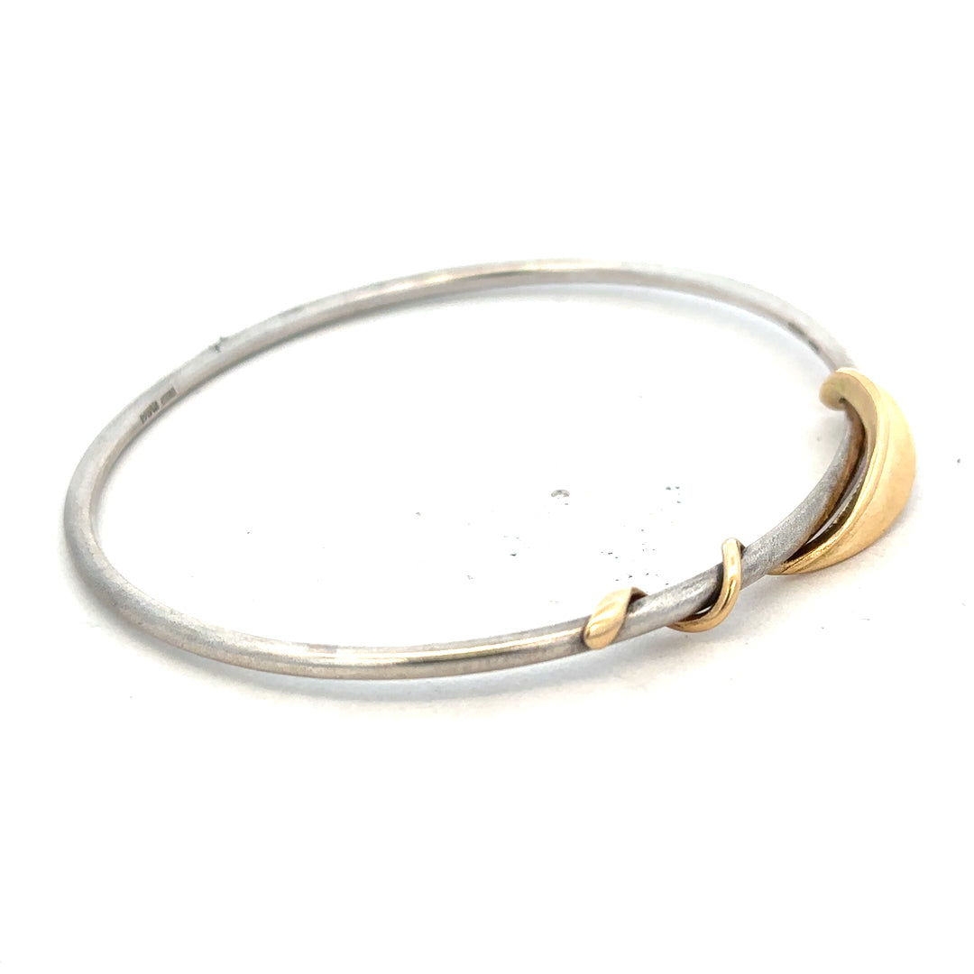 Silver bracelet bangle weighing 13.3g, unbranded, featuring a sleek, polished design suitable for everyday wear.