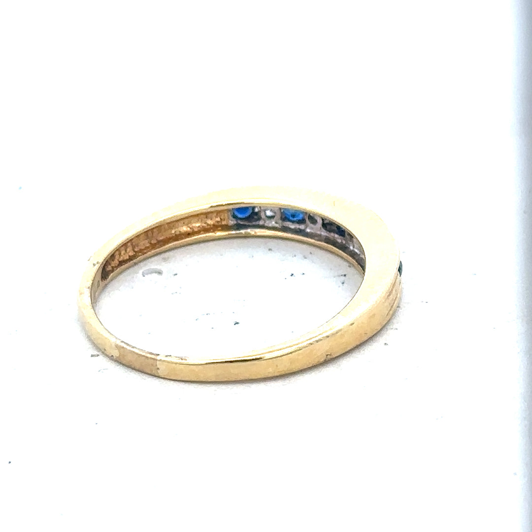 18ct yellow gold sapphire and diamond ring, size S, featuring a central blue sapphire and sparkling diamonds.