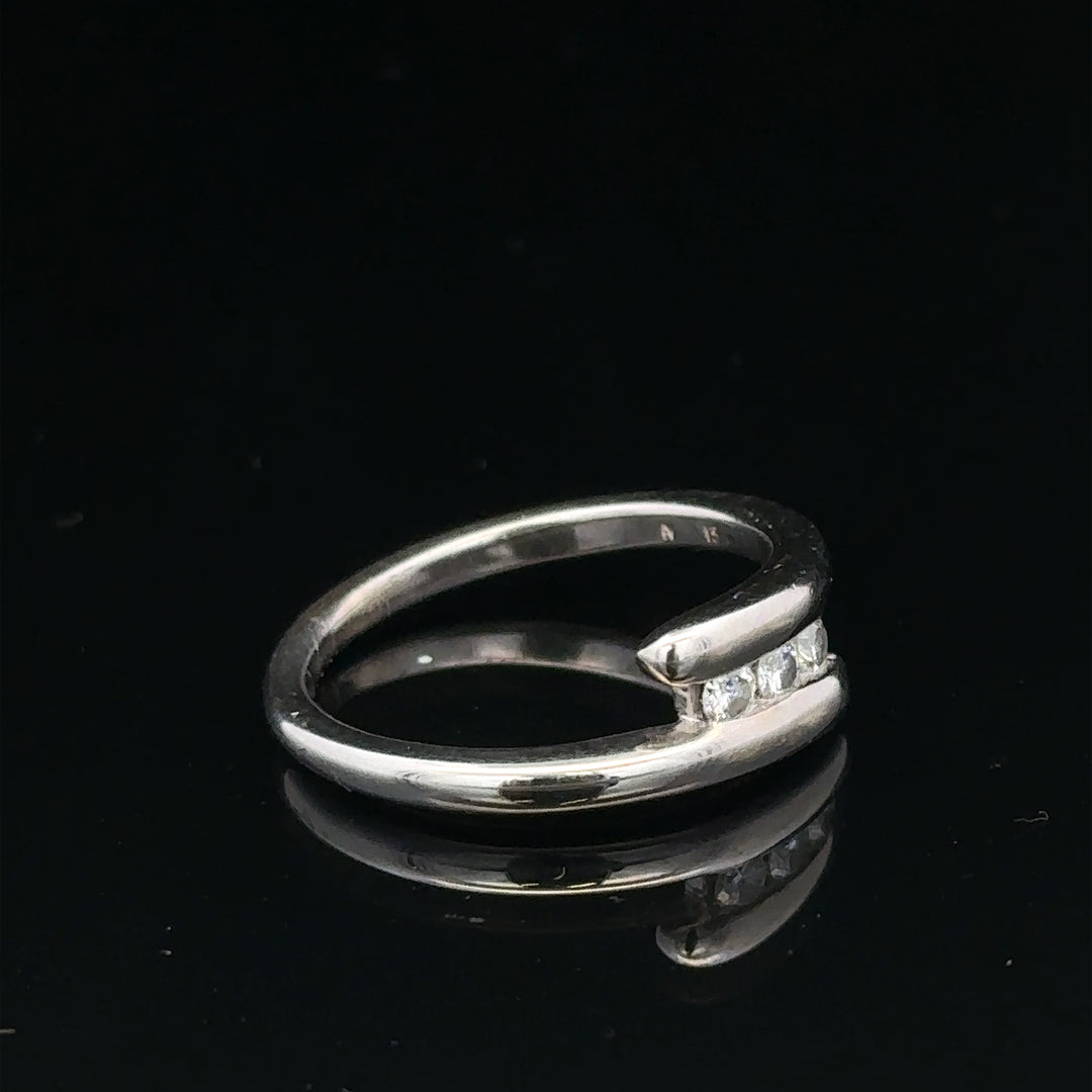 18ct white gold diamond ring in size M.5, featuring sparkling diamonds and weighing 4.2g, unbranded jewelry accessory.