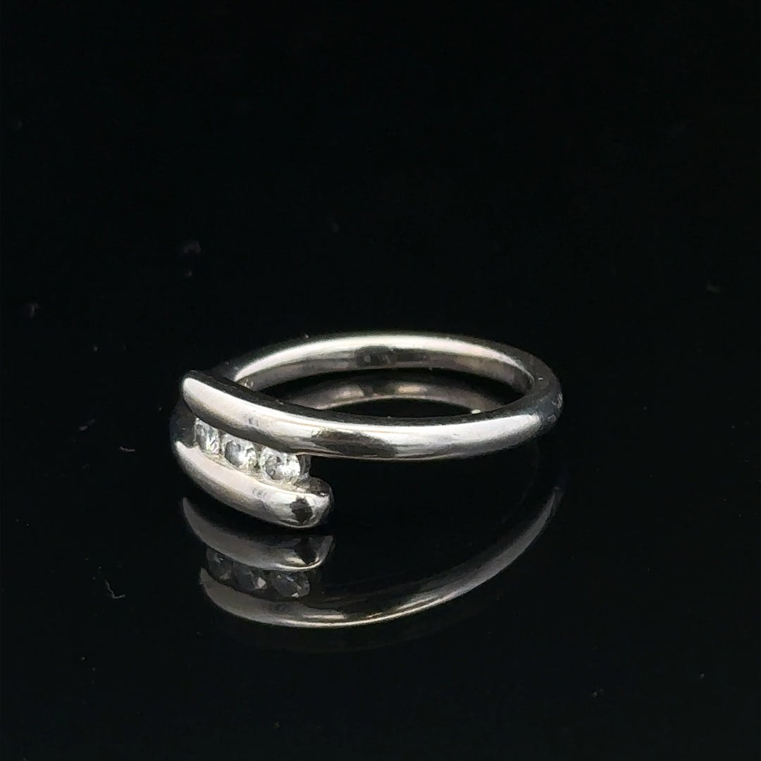 18ct white gold diamond ring in size M.5 with 4.2g, featuring sparkling diamonds on a sleek, elegant band.