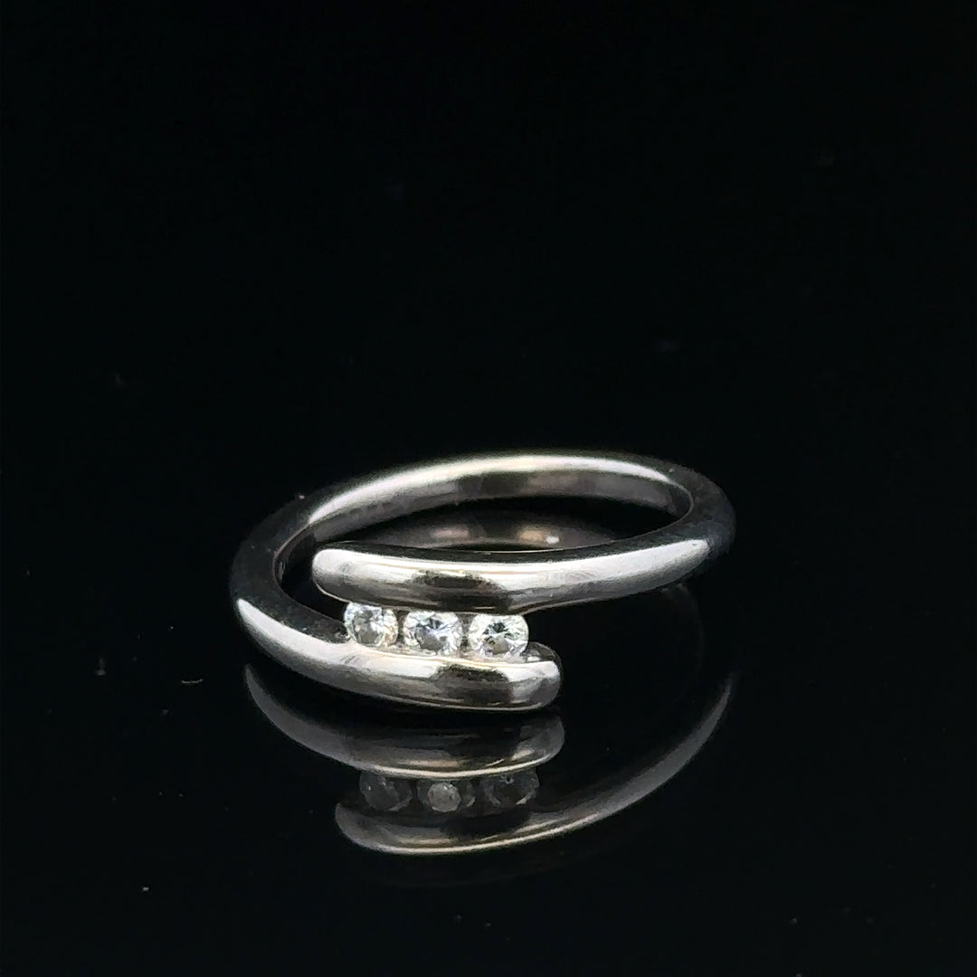 18ct white gold diamond ring in size M.5, featuring sparkling diamonds, weighs 4.2g, unbranded jewelry piece.