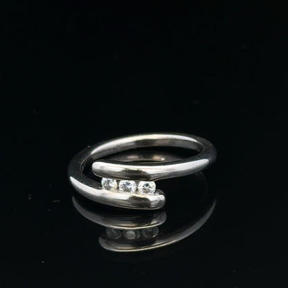 18ct white gold diamond ring in size M.5, featuring sparkling diamonds, weighs 4.2g, unbranded jewelry piece.