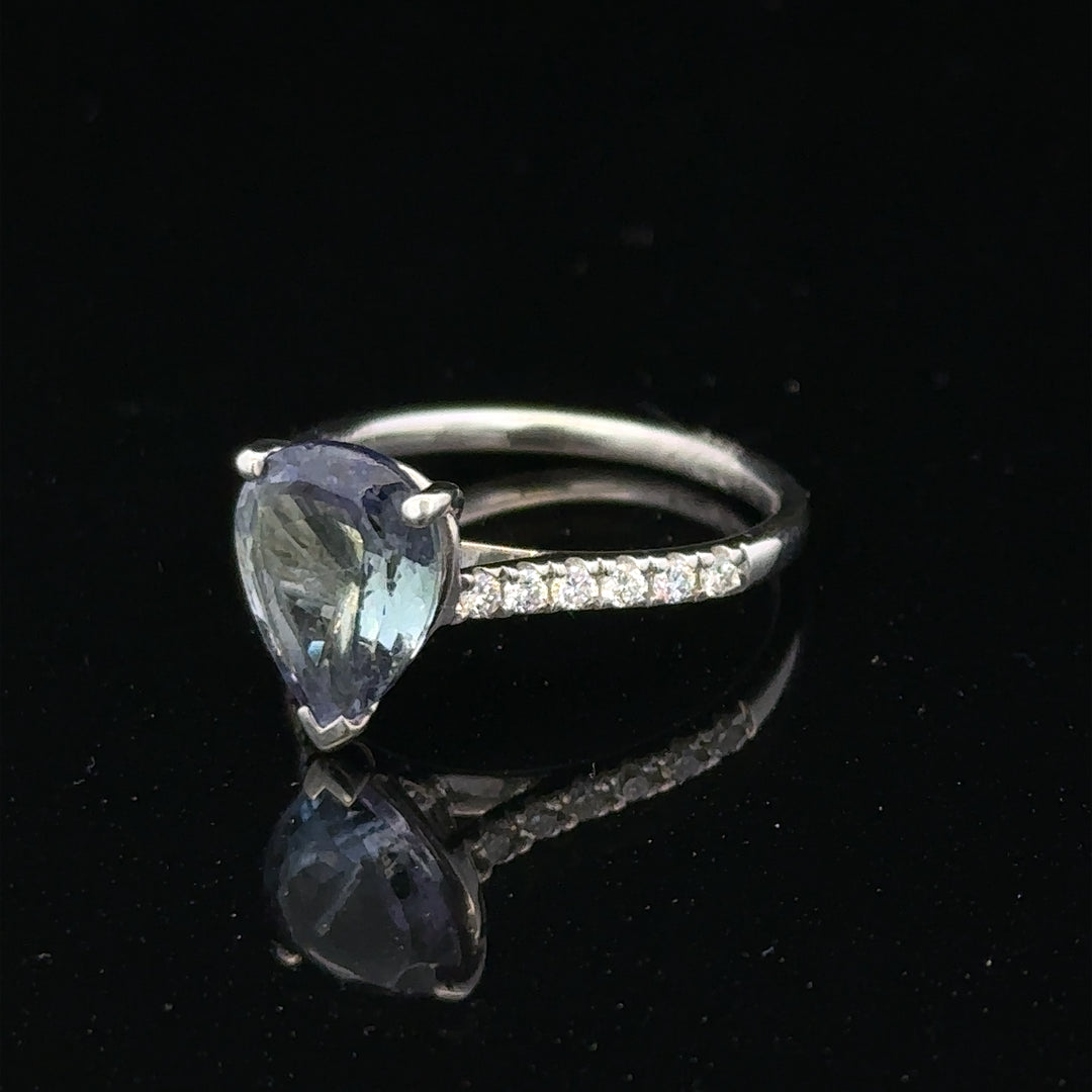 18ct white gold diamond ring in size L1/2 with sparkling diamonds, elegant jewelry piece with a classic design.