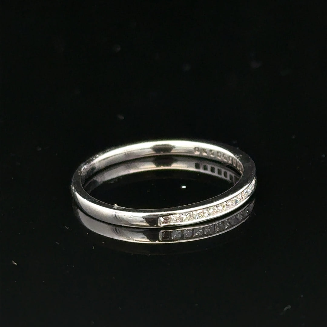 18ct white gold diamond ring, size Q1/2, featuring sparkling diamonds, unbranded jewelry design, elegant and sophisticated.