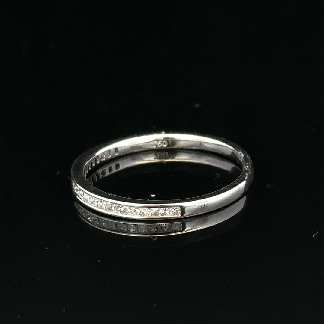 18ct white gold diamond ring size Q1/2 with sparkling diamonds, unbranded, shown in close-up view.
