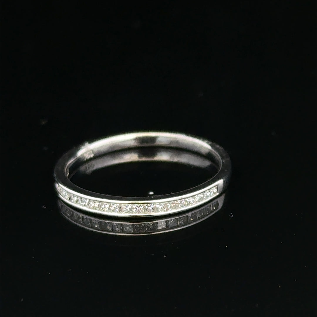 18ct white gold diamond ring in size Q1/2 with sparkling diamonds, unbranded jewelry, elegant and luxurious design