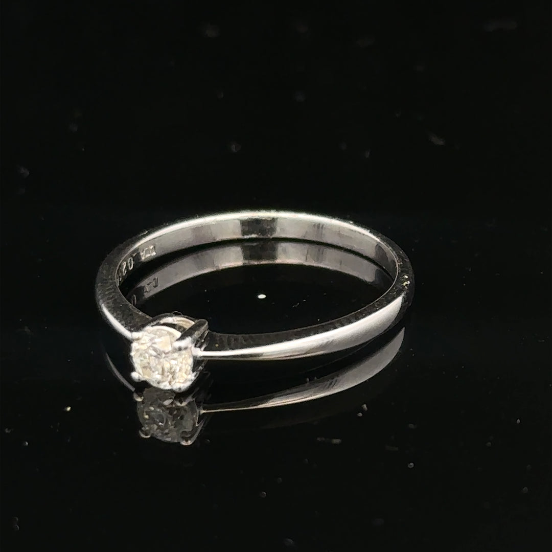 18ct white gold diamond ring with 1/4 carat total weight, size P1/2, featuring a sparkling diamond centerpiece.
