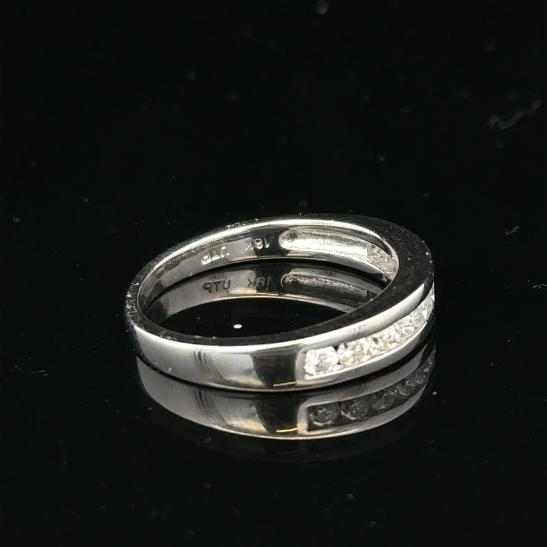 18ct white gold diamond ring size L with sparkling diamonds, elegant jewelry piece from Un.