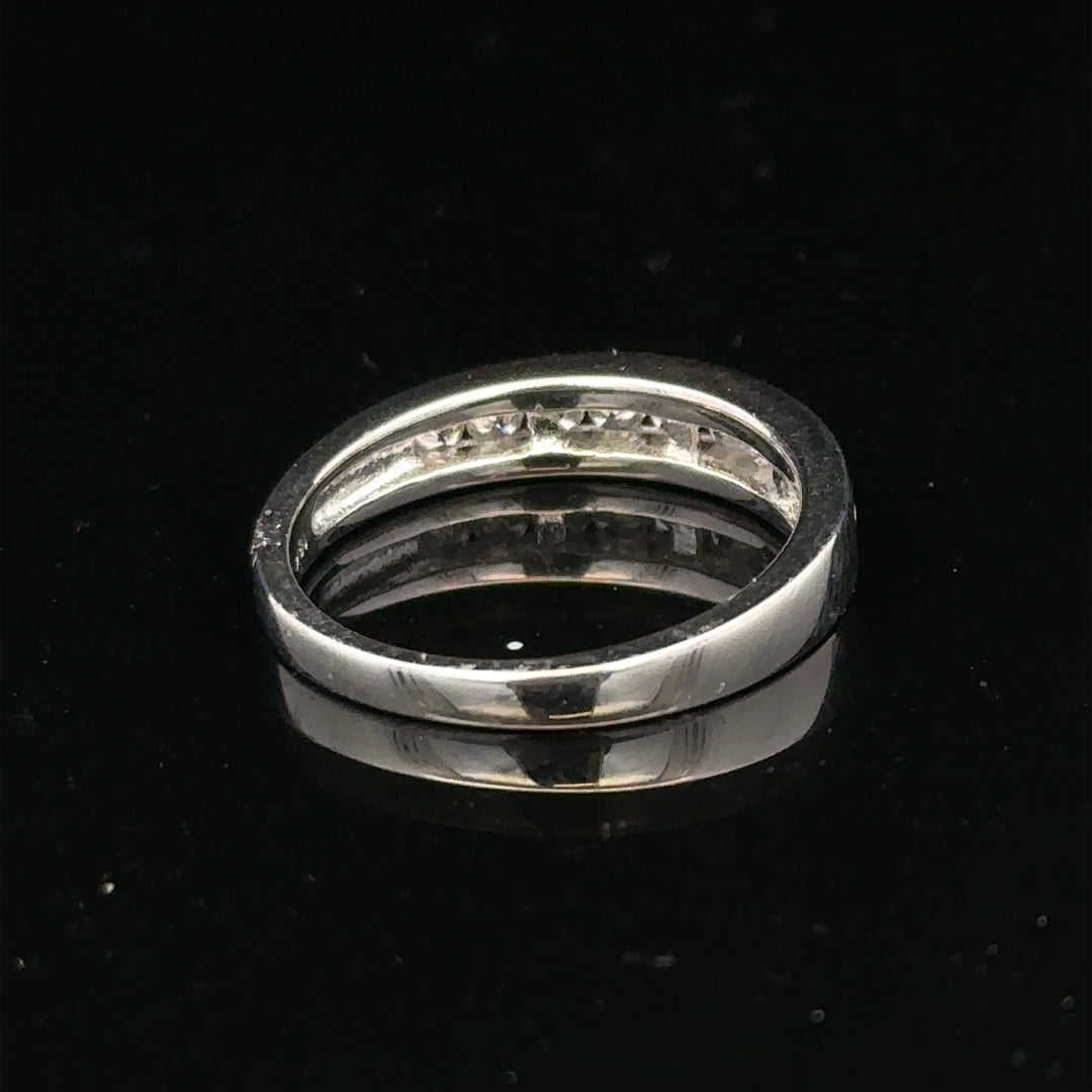 18ct white gold diamond ring in size L featuring sparkling diamonds, elegant jewelry piece from Un.