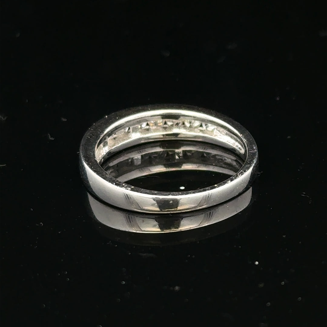 18ct white gold diamond ring size L with sparkling diamonds, elegant jewelry piece from Un.