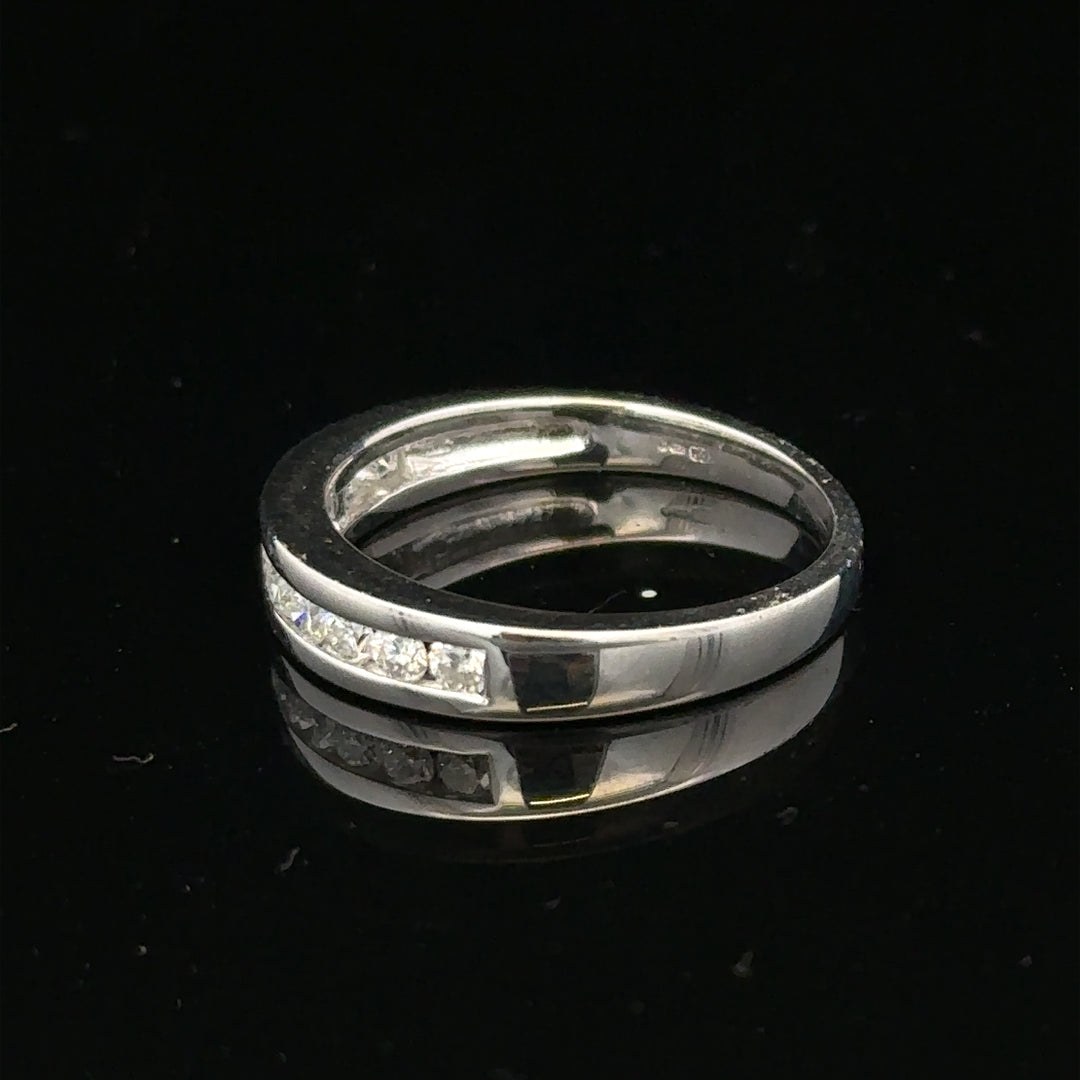 18ct white gold diamond ring in size L with sparkling diamonds, elegant jewelry piece from Un.