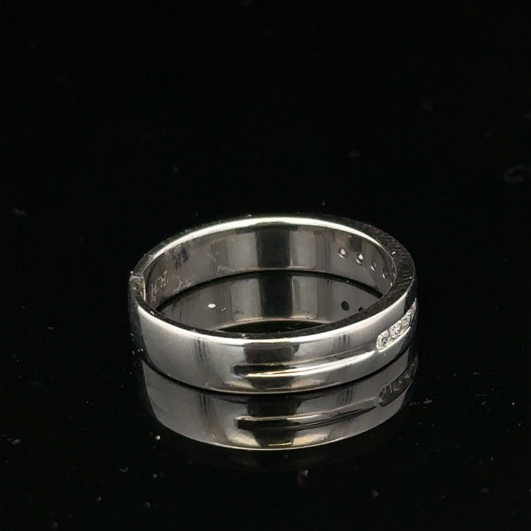 White gold diamond ring with 0.20 carats, size M, featuring sparkling diamonds in a sleek design