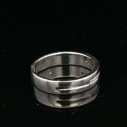 White gold diamond ring with 0.20 carats, size M, featuring sparkling diamonds in a sleek design