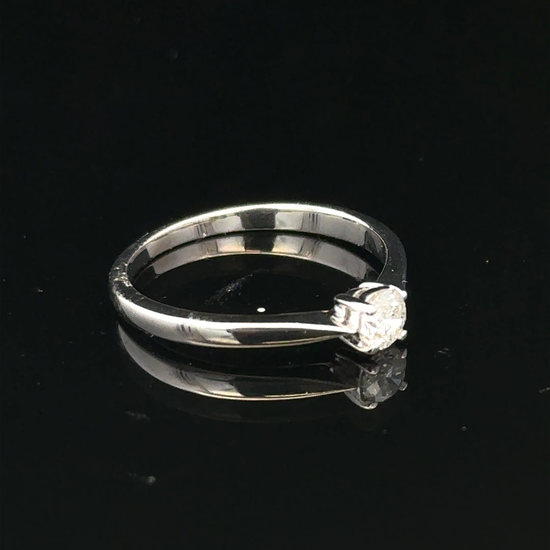 18ct white gold diamond ring with a central solitaire diamond, size M, unbranded jewelry, close-up of the elegant design.