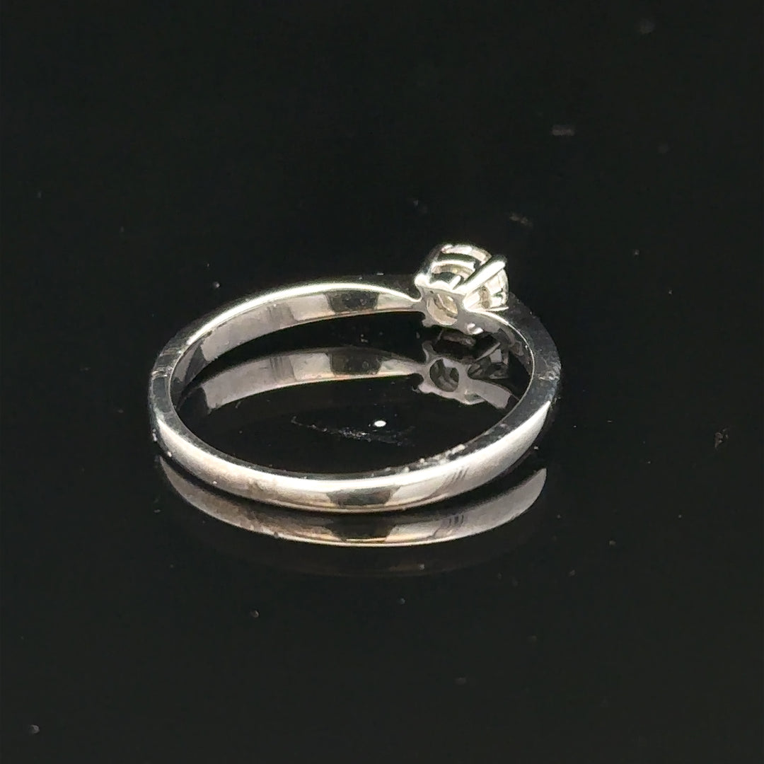 18ct white gold diamond ring in size M with sparkling diamonds, elegant jewelry piece from an unbranded collection.