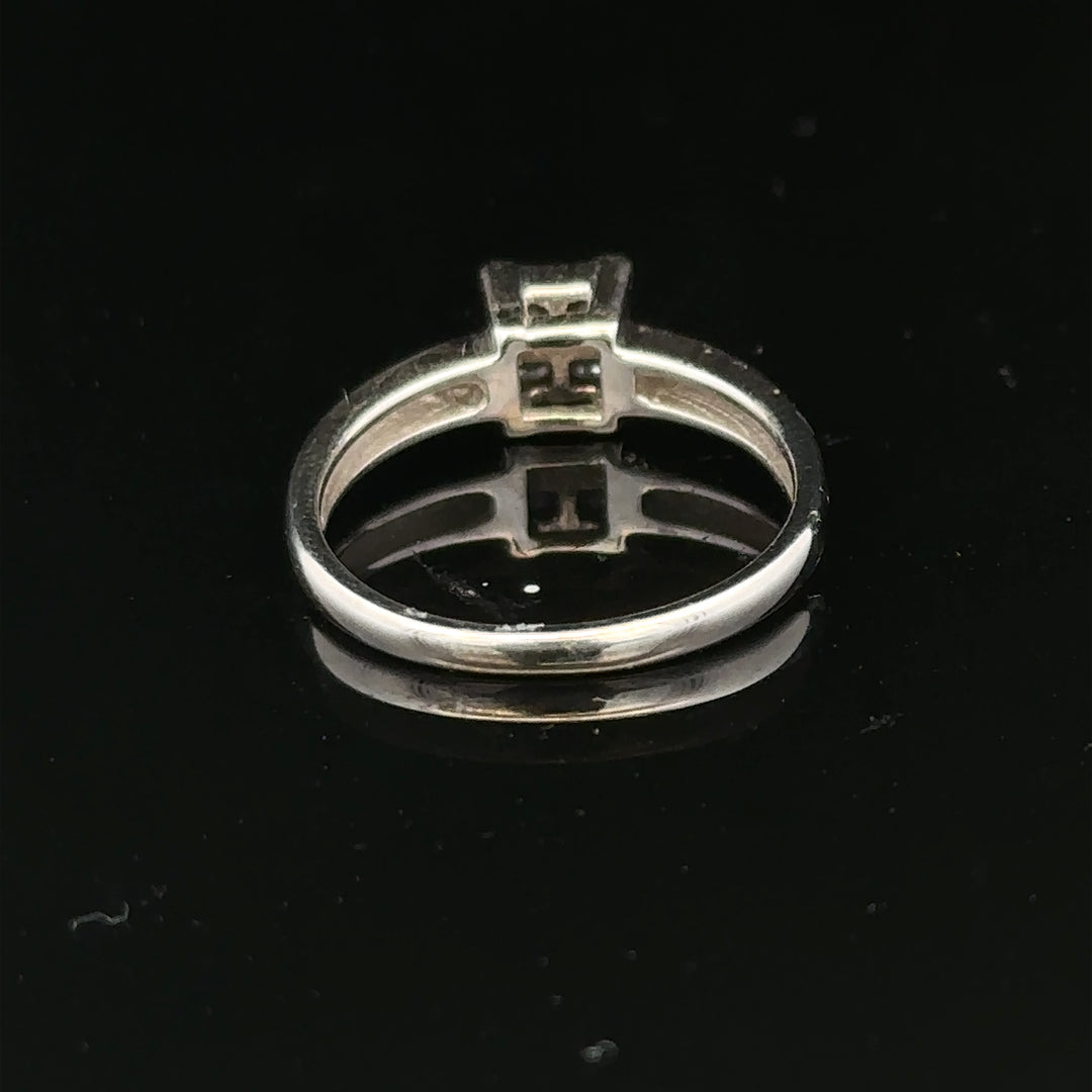 18ct white gold diamond ring with a sparkling gemstone, size J1/2, elegant jewelry piece with a sleek design.
