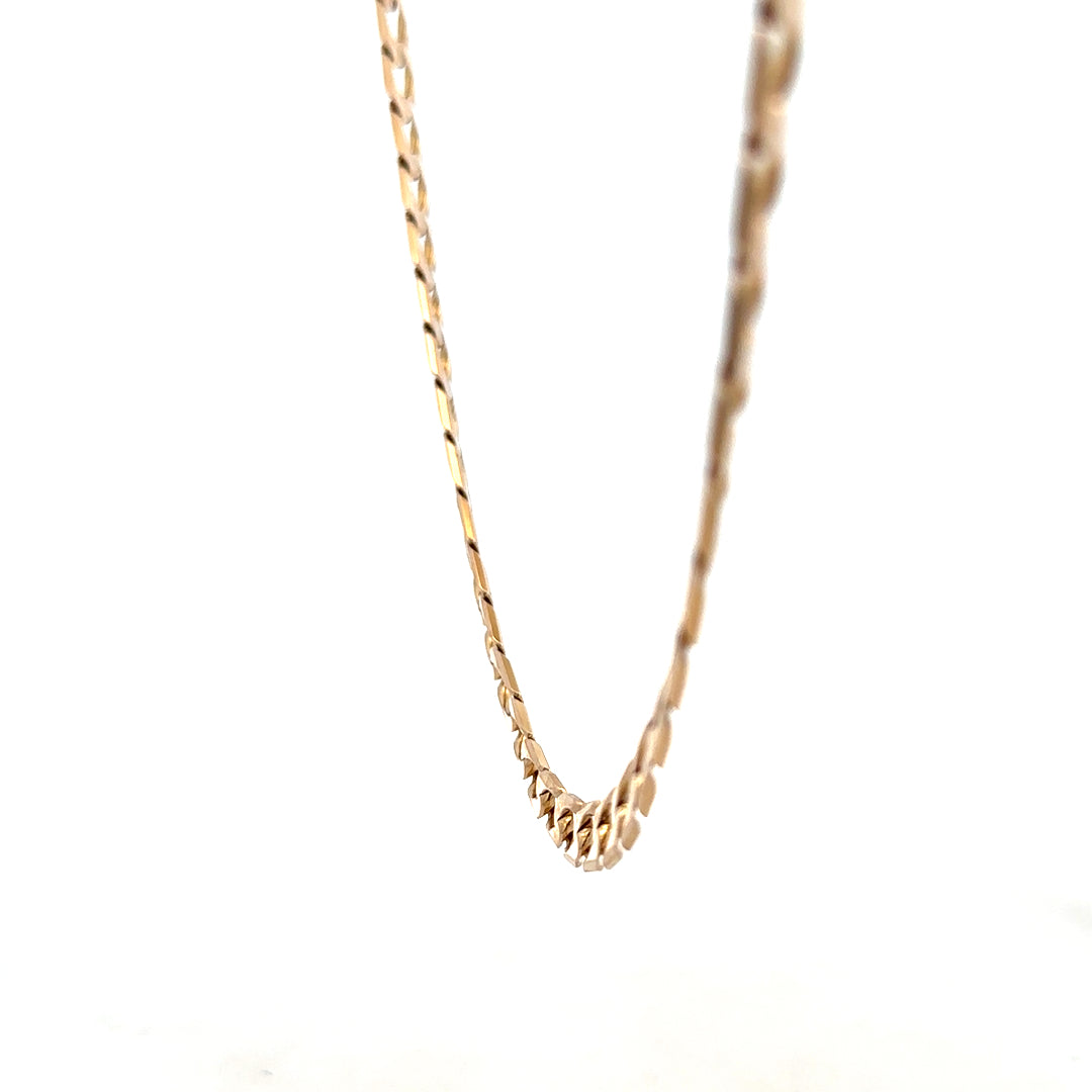 9ct yellow gold curb chain weighing 27.6g from Reeves and Sons, close-up of the shiny, interlocking gold links.