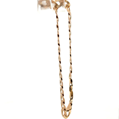 Reeves and Sons 9ct yellow gold curb bracelet weighing 7.7g, featuring interlinked gold chain links on a white background.