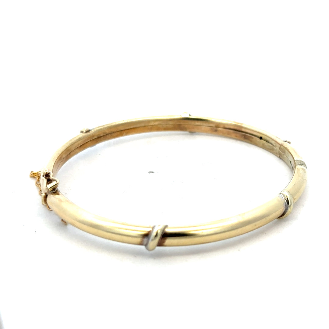 Reeves and Sons 9ct yellow gold bracelet bangle with a smooth, polished finish, weighing 11.1 grams.