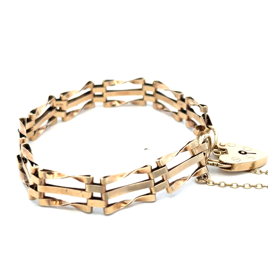 9ct yellow gold gate bracelet by Reeves and Sons, featuring linked chain design, weighs 8.4g, close-up view of intricate links.