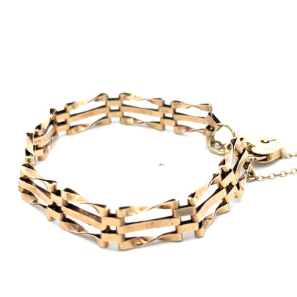 9ct yellow gold gate bracelet weighing 8.4g, featuring linked chain design by Reeves and Sons.
