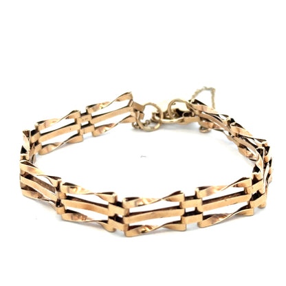 9ct yellow gold gate bracelet with clasp, weighing 8.4g, featuring a classic chain link design by Reeves and Sons.