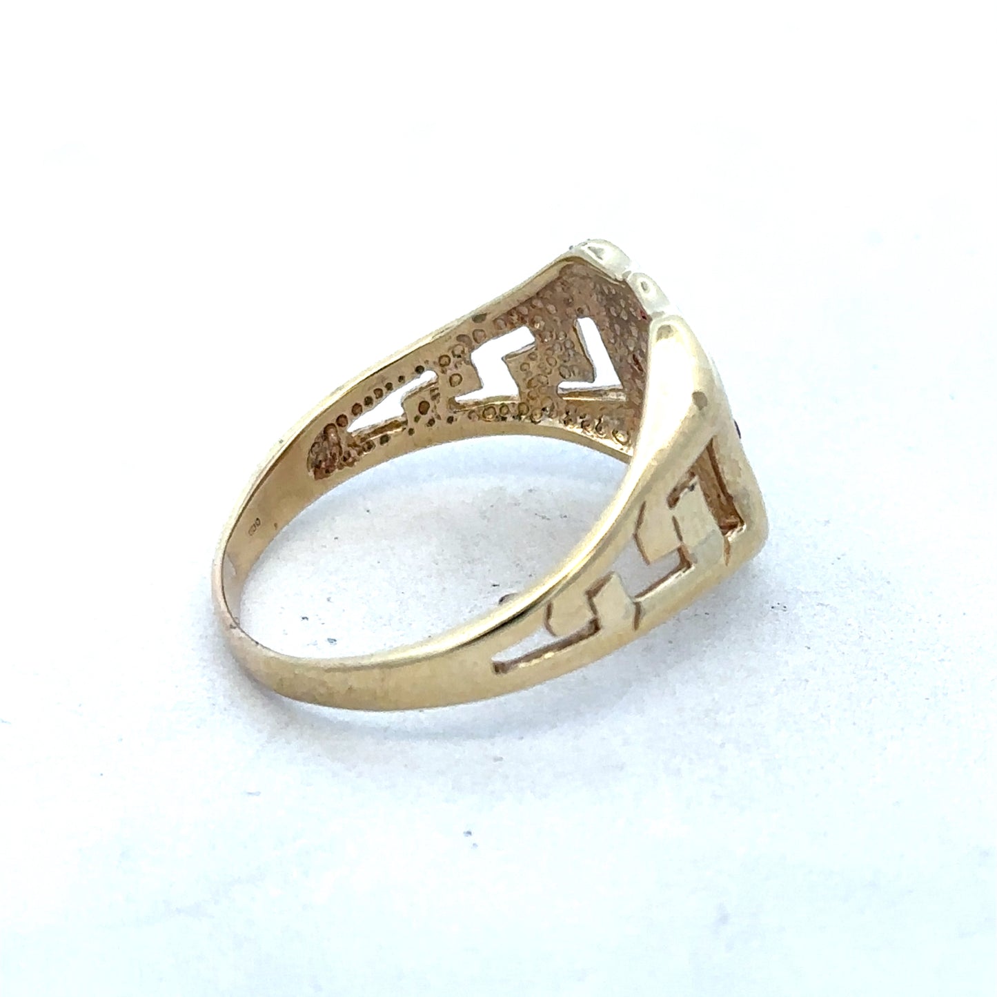 Yellow gold ring in size Y from Reeves and Sons, showcasing a smooth, polished band.