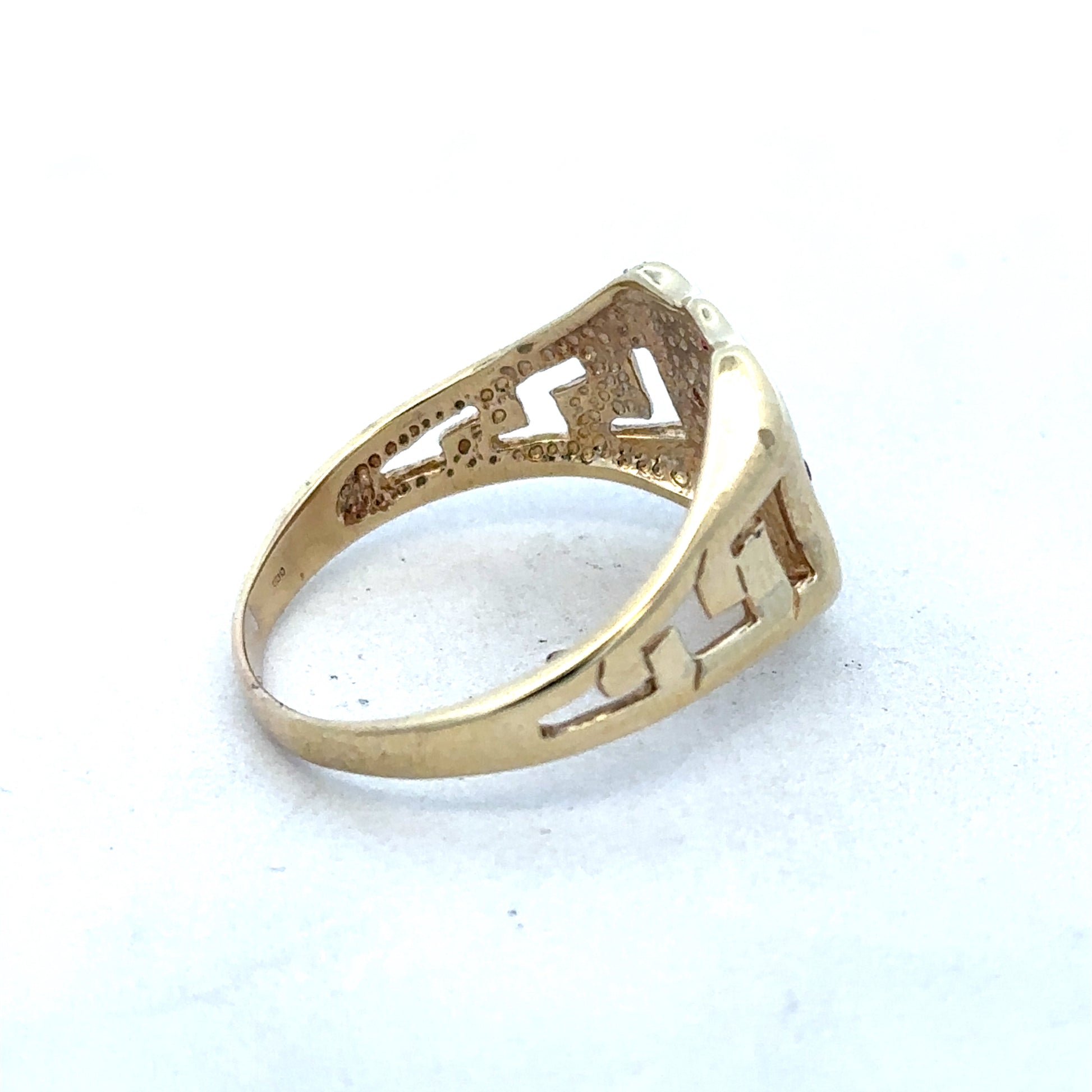 Yellow gold ring in size Y from Reeves and Sons, showcasing a smooth, polished band.