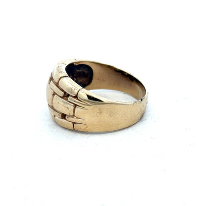 9ct yellow gold ring in size Q1/2, featuring a smooth band design by Reeves and Sons.