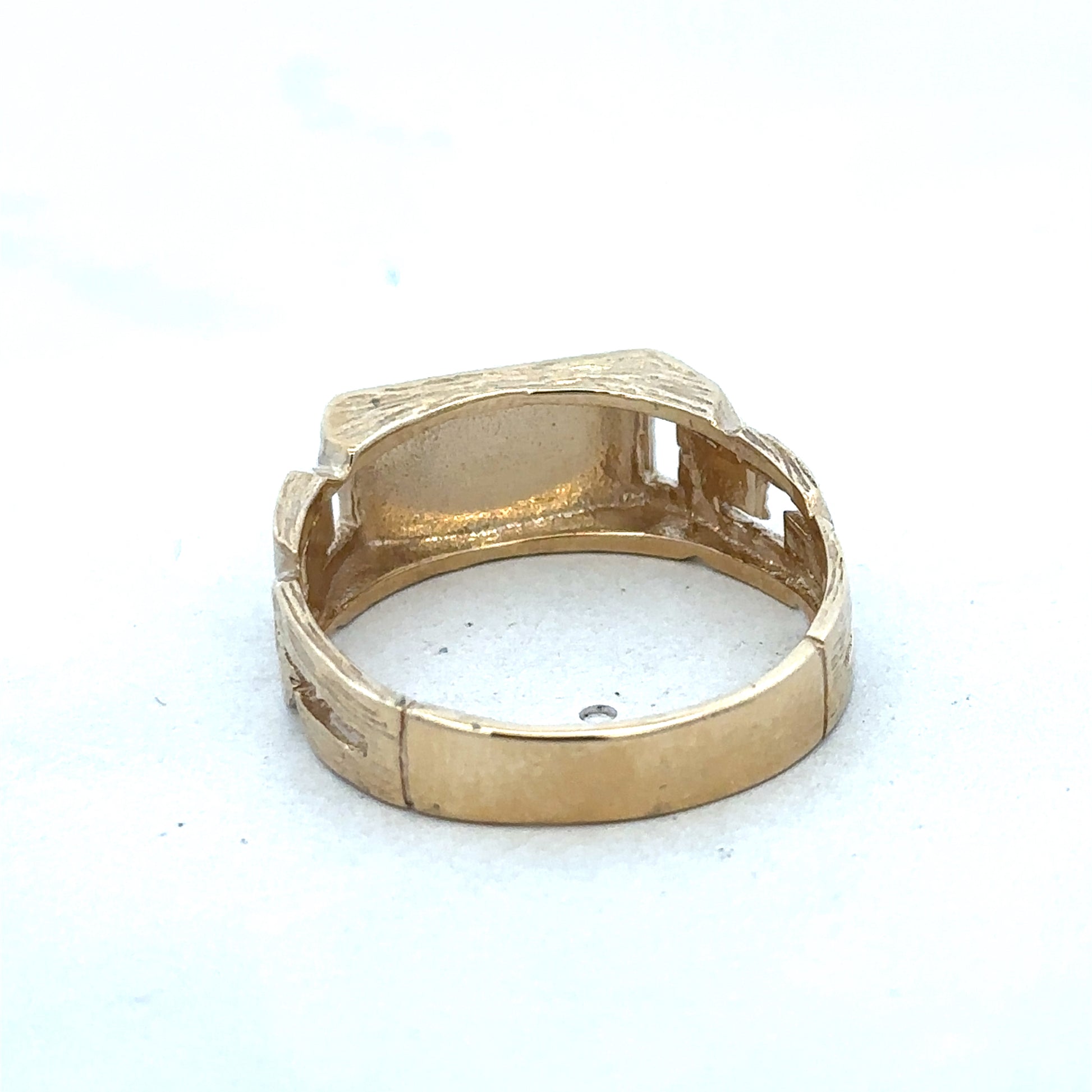 9ct yellow gold ring size Y from Reeves and Sons, featuring a smooth polished band and classic design.