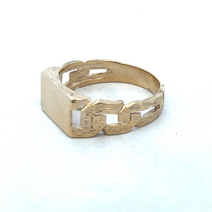 9ct yellow gold ring size Y by Reeves and Sons, featuring a smooth polished band and classic design.