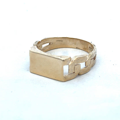 9ct yellow gold ring size Y with a polished band, crafted by Reeves and Sons, shown on a plain background.