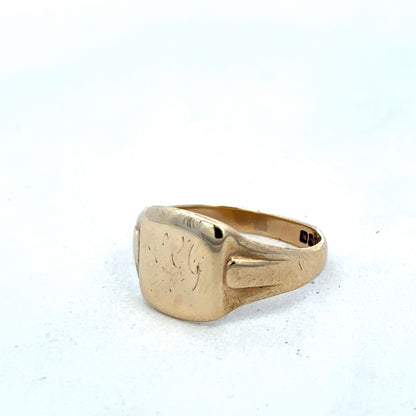 9ct yellow gold ring by Reeves and Sons, featuring a smooth polished finish and classic design.