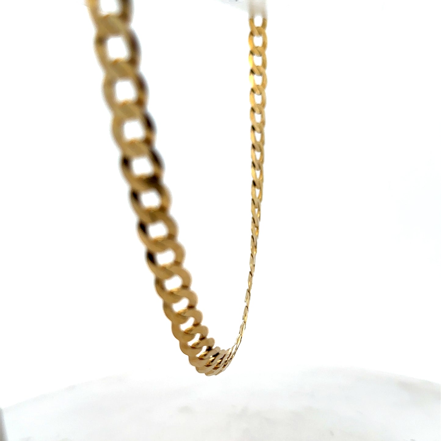 9ct yellow gold curb chain weighing 26.5g with a classic design, crafted by Reeves and Sons.