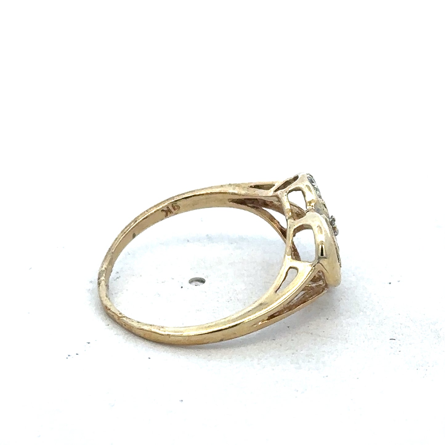 9ct yellow gold MUM ring in size N with engraved design, featuring Reeves and Sons branding and a polished finish.