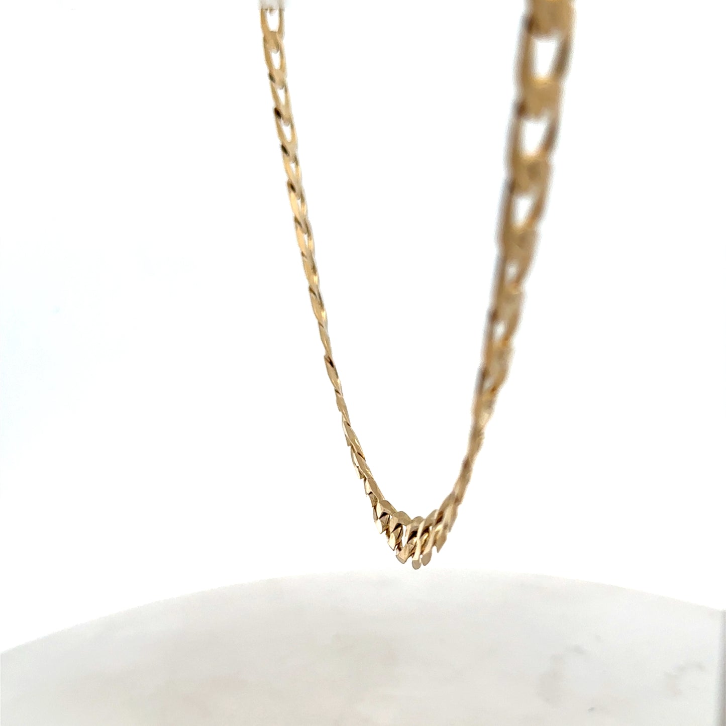 Reeves and Sons 9ct yellow gold curb chain, 27.7g, showing the detailed interlinked design and polished finish.