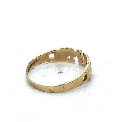 9ct yellow gold MUM ring with engraved design, size O, from Reeves and Sons, showcasing the detailed craftsmanship.