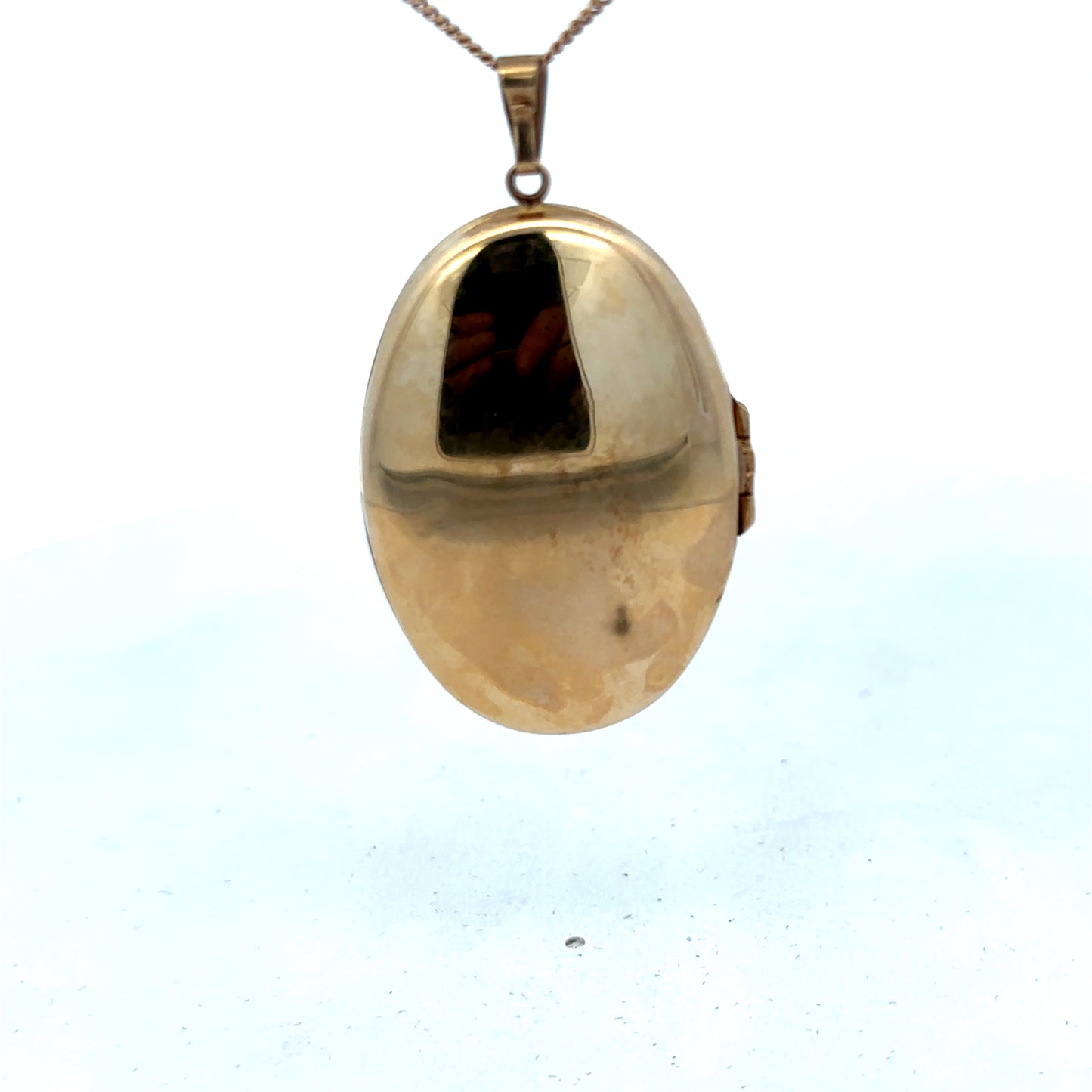 9ct yellow gold locket pendant by Reeves and Sons, 6.6g, showcasing a detailed, polished design with a secure bail.