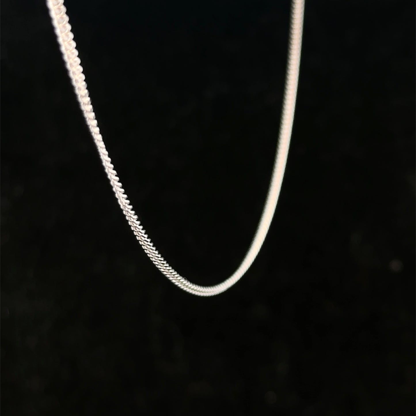 9ct white gold chain weighing 2.9g, featuring a delicate link design, by Reeves and Sons.