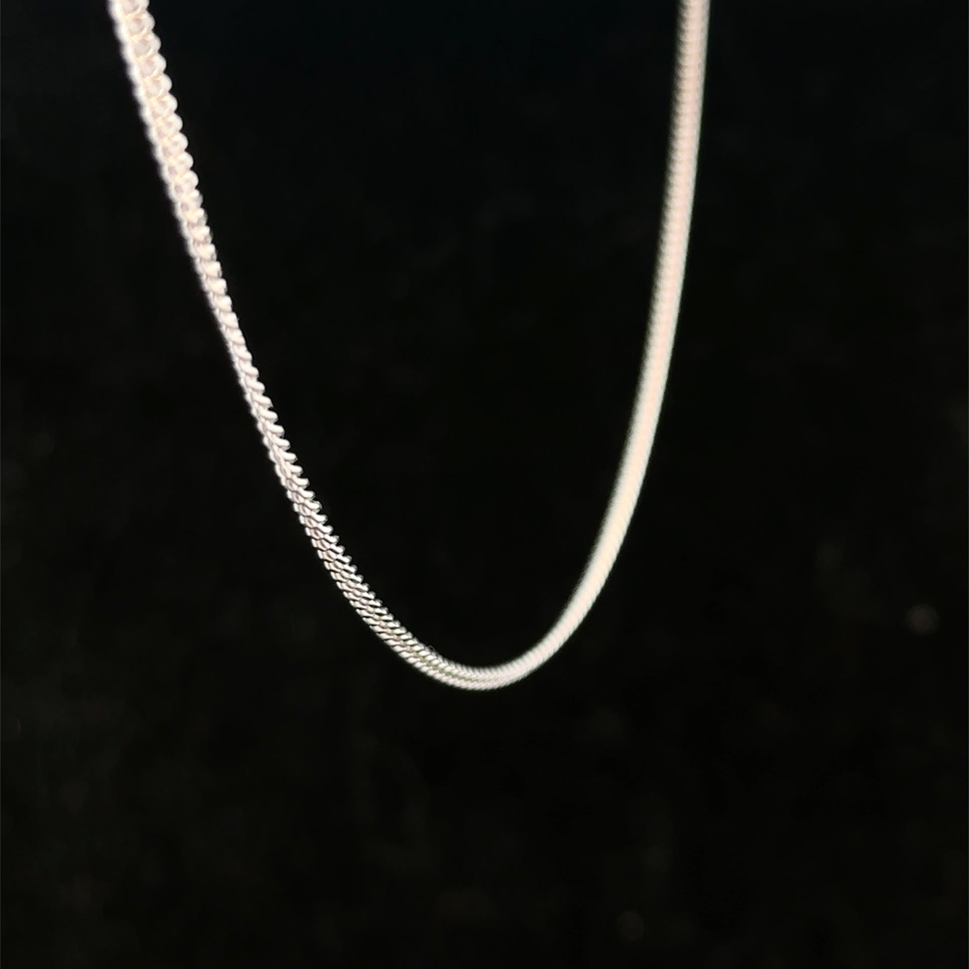 9ct white gold chain weighing 2.9g, featuring a delicate link design, by Reeves and Sons.