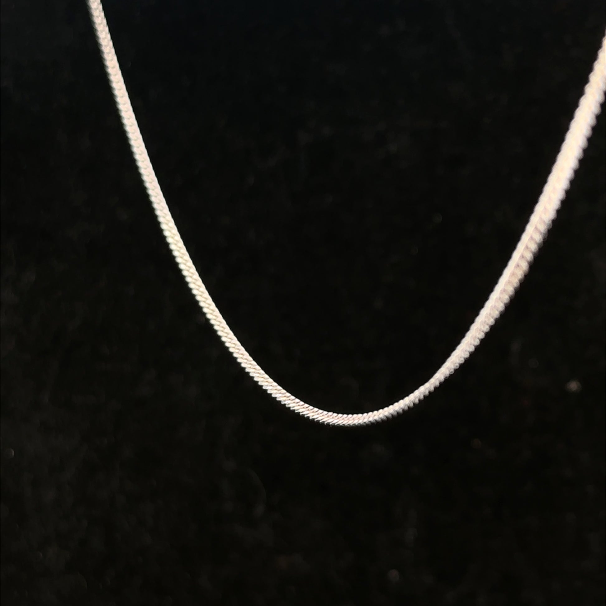 9ct white gold chain weighing 2.9g with a detailed link design, crafted by Reeves and Sons.
