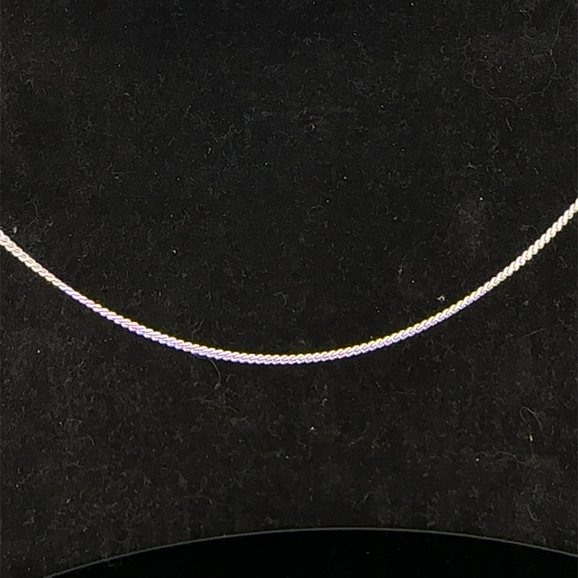 9ct white gold chain weighing 2.9g, featuring a delicate link design from Reeves and Sons.