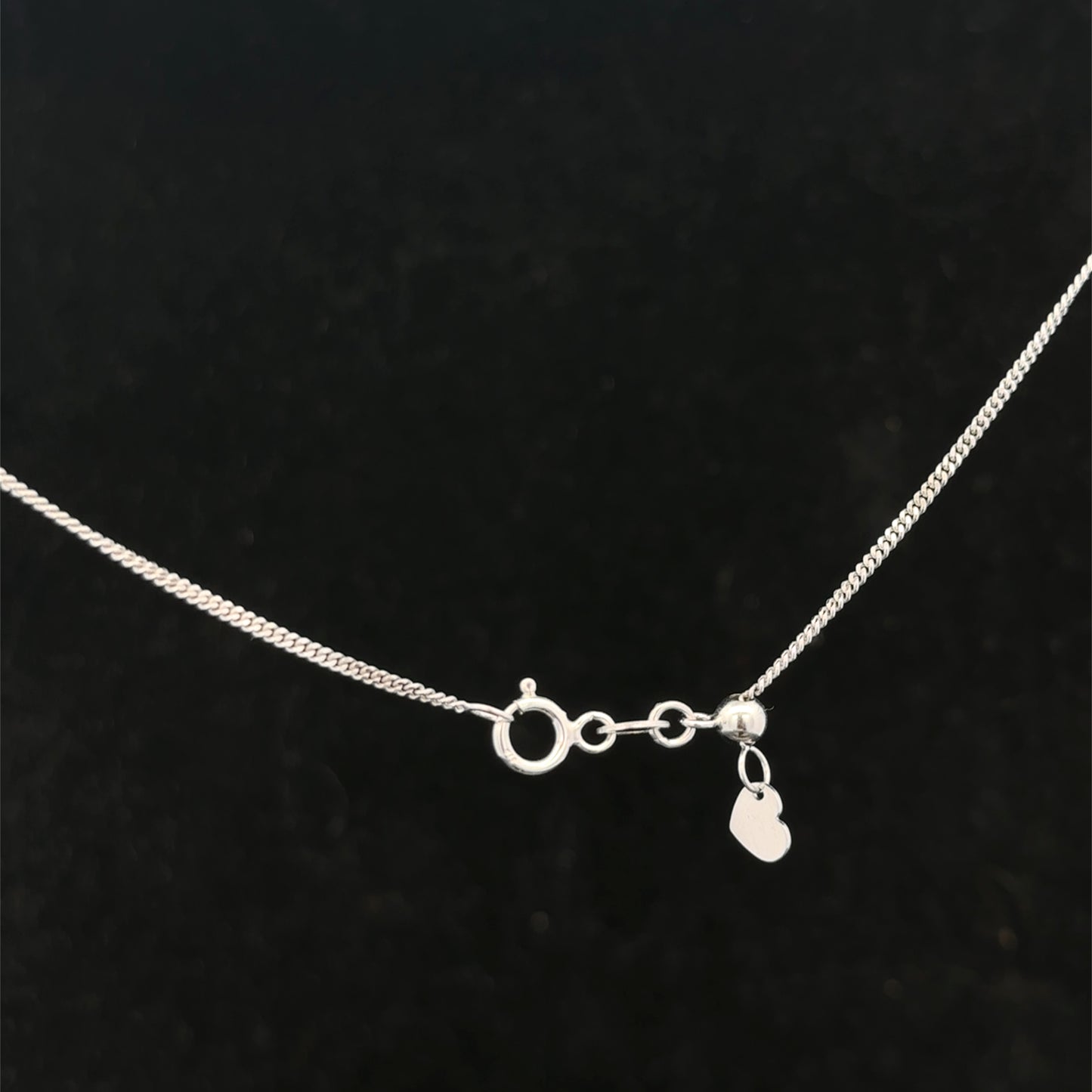 9ct white gold chain weighing 2.7g from Reeves and Sons, with intricate link details and polished finish.