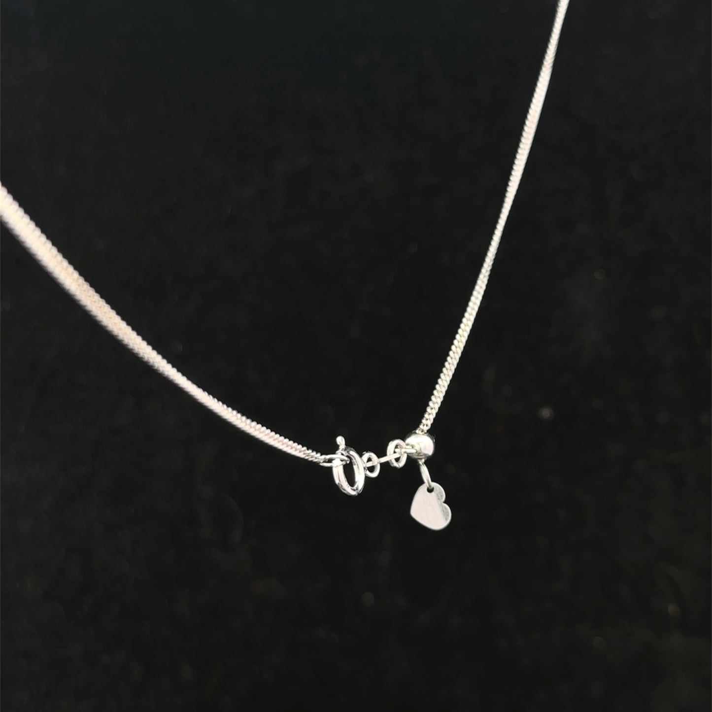 9ct white gold chain by Reeves and Sons, weighing 2.7g, with a detailed close-up of the elegant jewelry chain design.